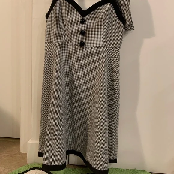 Dress - Picture 5 of 5